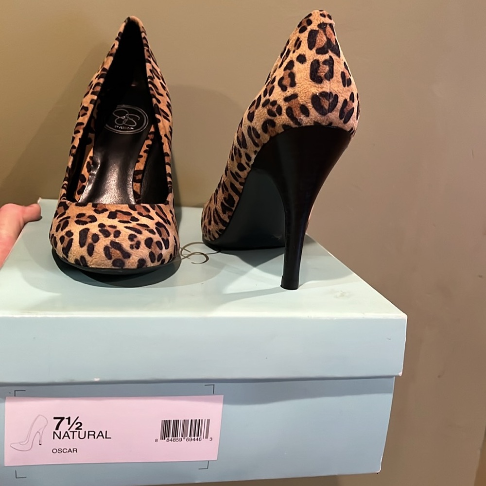 Jessica Simpson leopard print heels - Picture 2 of 4